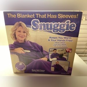 NWOT Snuggie with Pockets The Soft Blanket with Sleeves As Seen on TV Purple